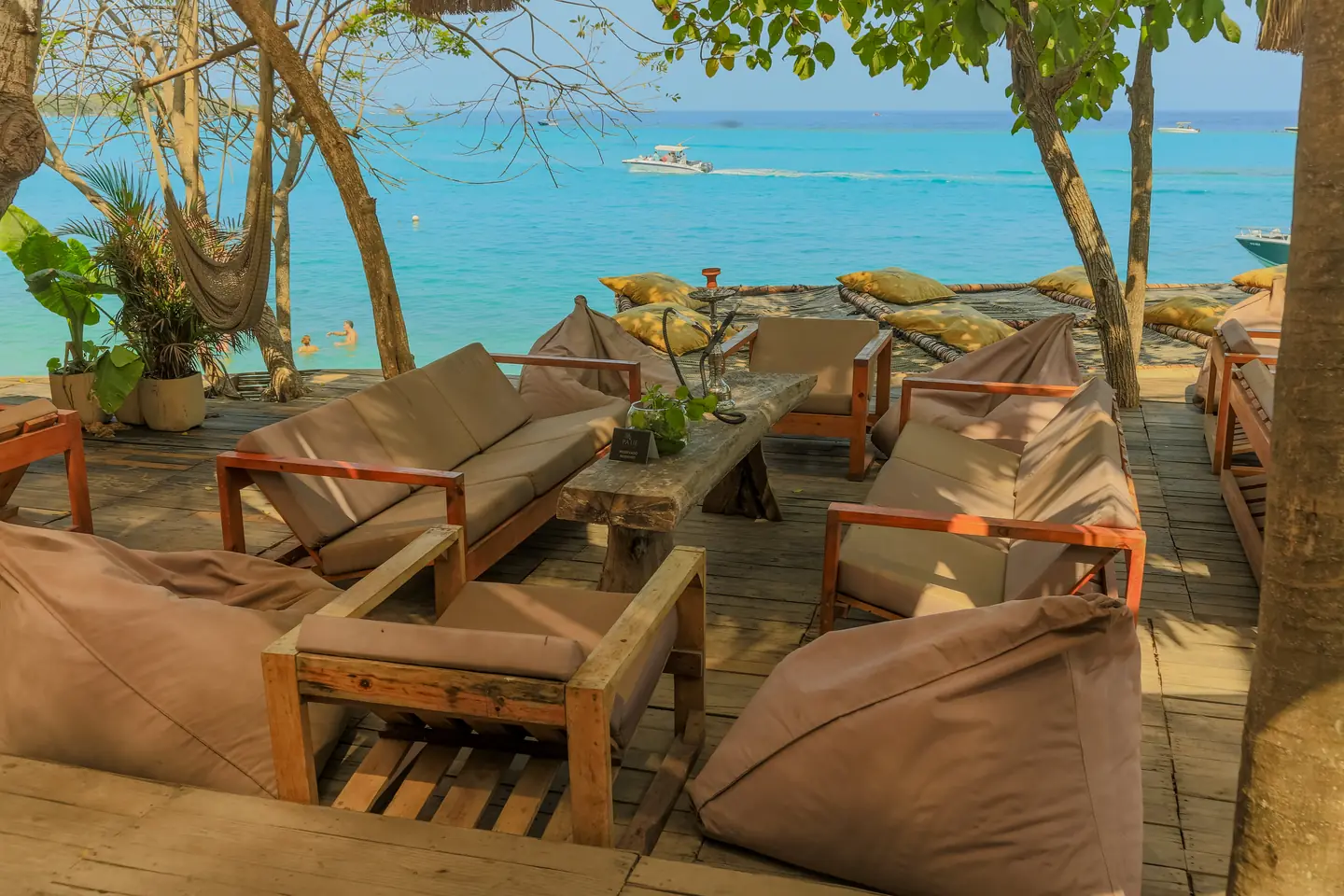 Terraza lounge sobre el agua