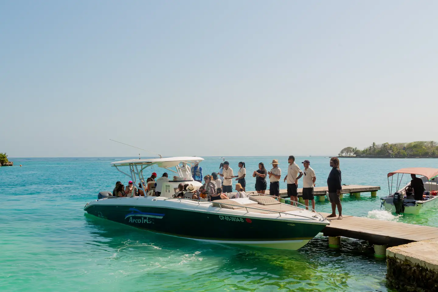 Huéspedes llegando al muelle
