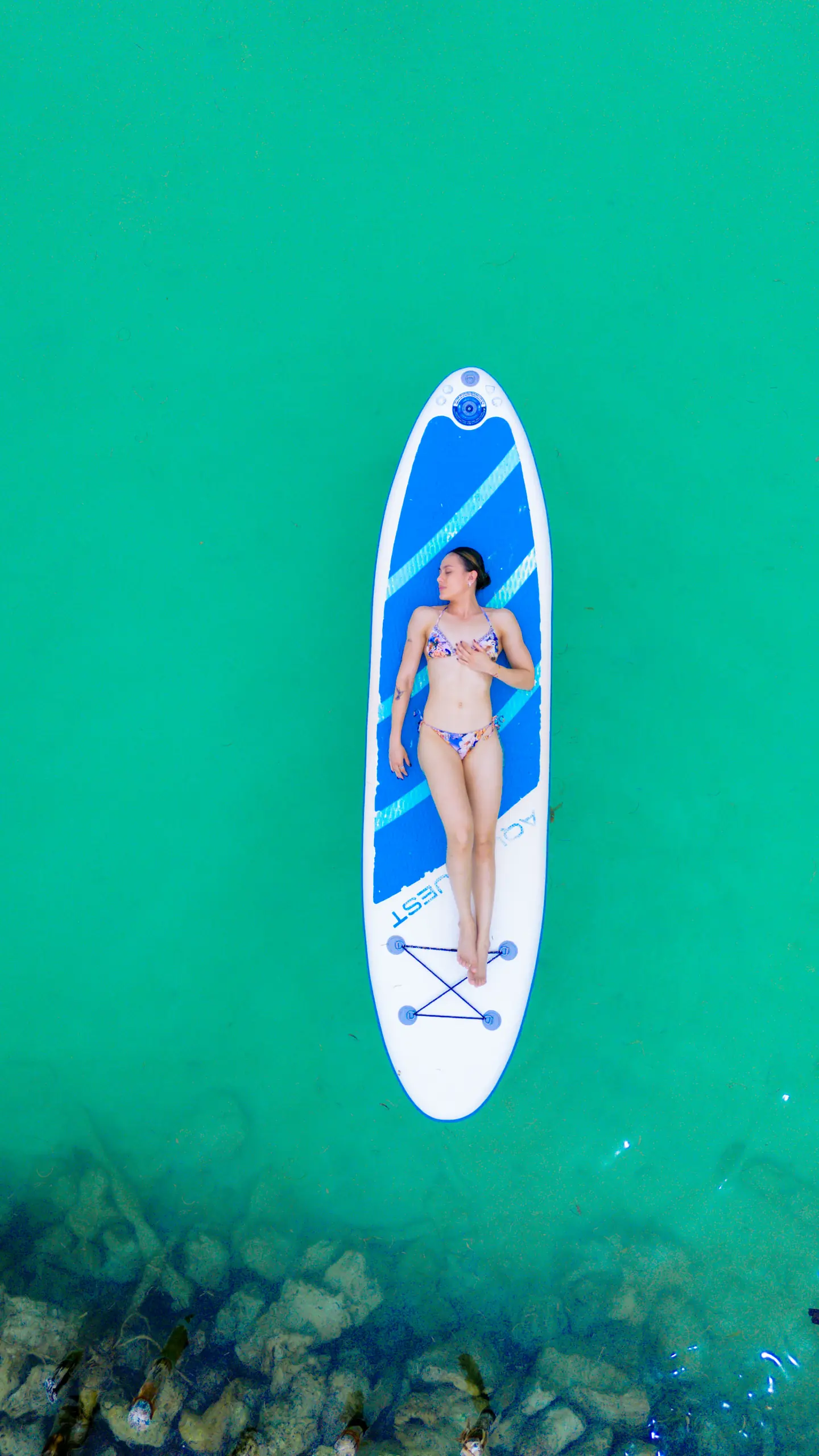 Paddle sobre agua cristalina